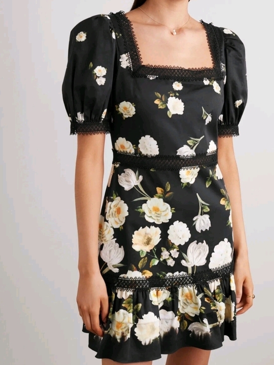 Alice + Olivia Dresses & Skirts - Alice + Olivia Wylie Black Flora Mini Dress in size 4 Like New Condition